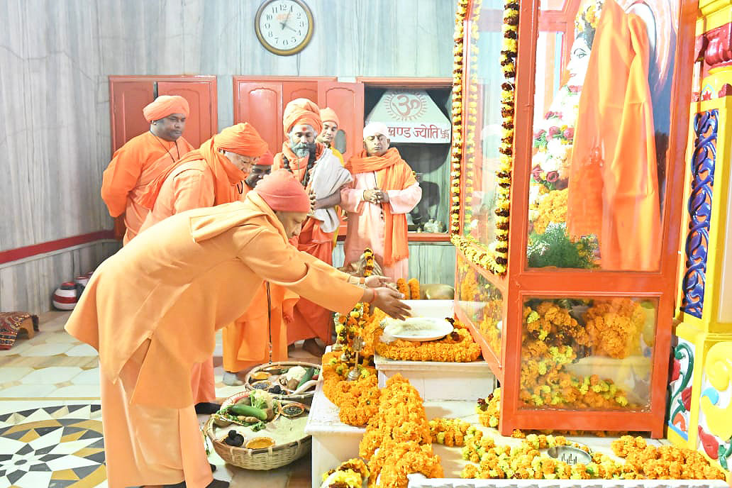 GorakhnathMndr's tweet photo. स्नान, ध्यान एवं दान के महान पर्व मकर संक्रांति (खिचड़ी) के पावन अवसर पर गोरक्षपीठाधीश्वर, महंत श्री @myogiadityanath जी महाराज ने आज ब्रह्म मुहूर्त में शिवावतारी महायोगी गुरु श्री गोरखनाथ जी को खिचड़ी चढ़ाई।

महाराज जी ने गुरु श्री गोरखनाथ जी से जन-जन के जीवन में आरोग्य, सद्भाव और मंगल की कामना की।