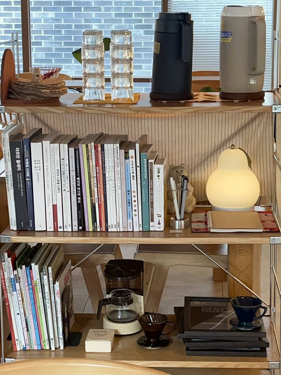 안녕하세요, 카페 후르츠 입니다 📚

후르츠는 10시부터 (마지막 18:30)
마음속 책갈피에 꽂아두고 싶은 공간으로 열어두겠습니다 🔖

여긴 날씨가 흐려서 눈 뜨기 편안한 날씨인데요 ••
어디서든 마음 편안한 하루 보내시길 바라요 ! ☁️