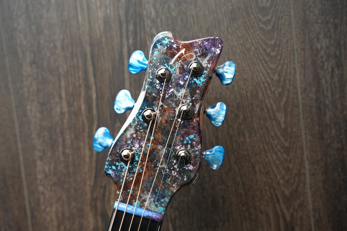 LeafInstruments's tweet image. 骨を染め、木を染め、色の箔を散りばめたオリジナルギターを作っています。

 #多分私しかやってない