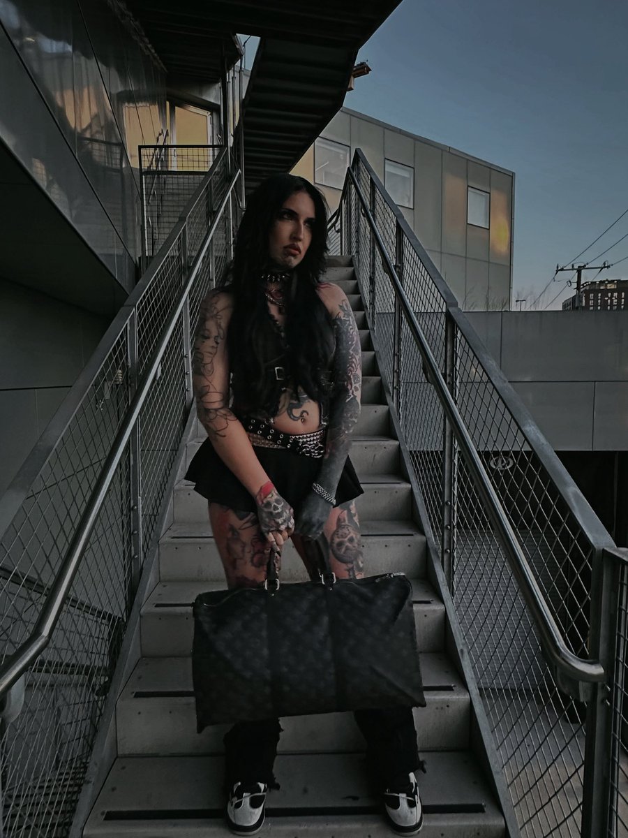 cybrdefect's tweet photo. i suck at using this.  🤷🏻‍♀️ so here some new pics. #ootd https://t.co/u3VsCmNcsc