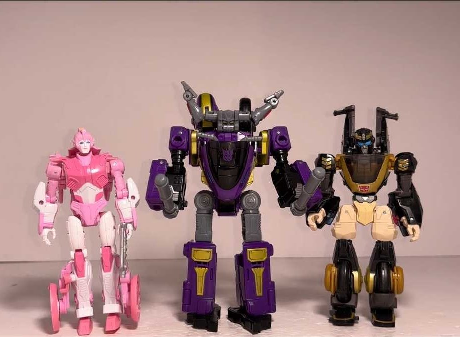 TFHypeGuy's tweet image. AOTP Sideways in hand Images!

Got some in hand shots thanks to Toys Are Russ on YouTube!

Unfortunately, not feeling this guy, hope others enjoy him!