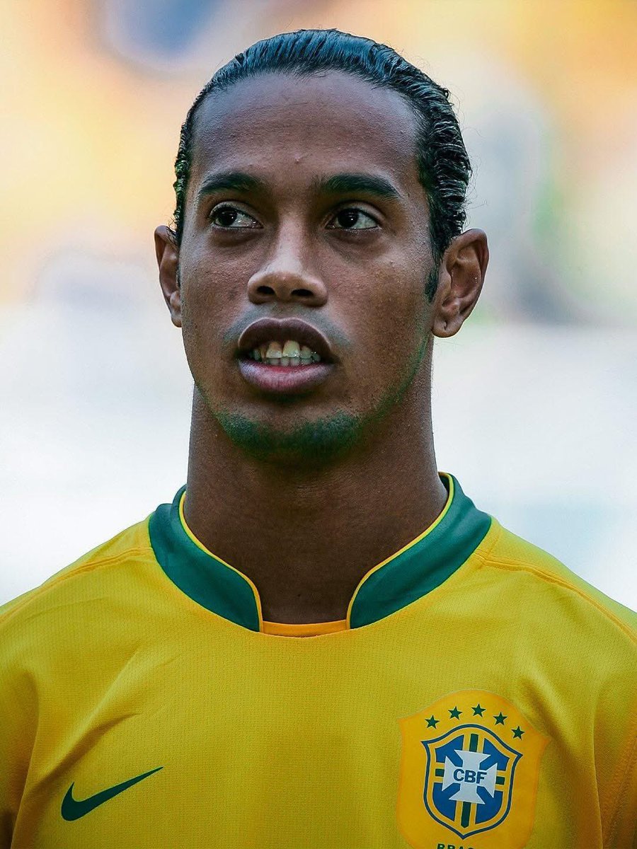 Que afortunados fuimos los que pudimos ver jugar a el gran Ronaldinho 🇧🇷
