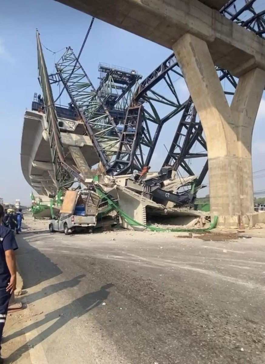 sirotek's tweet image. เครนถล่มอีกแล้ว 09.15 น. ถนนพระรามสอง! เบื้องต้นมีรถ 2 คันถูกทับ เจ้าหน้าที่อยู่ระหว่างเข้าช่วยเหลือ #ตาสว่างกว่า

เมื่อเวลา 09.15 น. เกิดเหตุ #เครนถล่ม #ถนนพระราม2 ขาออก ช่วงหน้าโรงแรมปารีส ใกล้กับสะพานข้ามแม่น้ำท่าจีน อ.เมืองสมุทรสาคร เบื้องต้นรับแจ้งมีรถ 2 คันถูกทับ ขณะนี้…