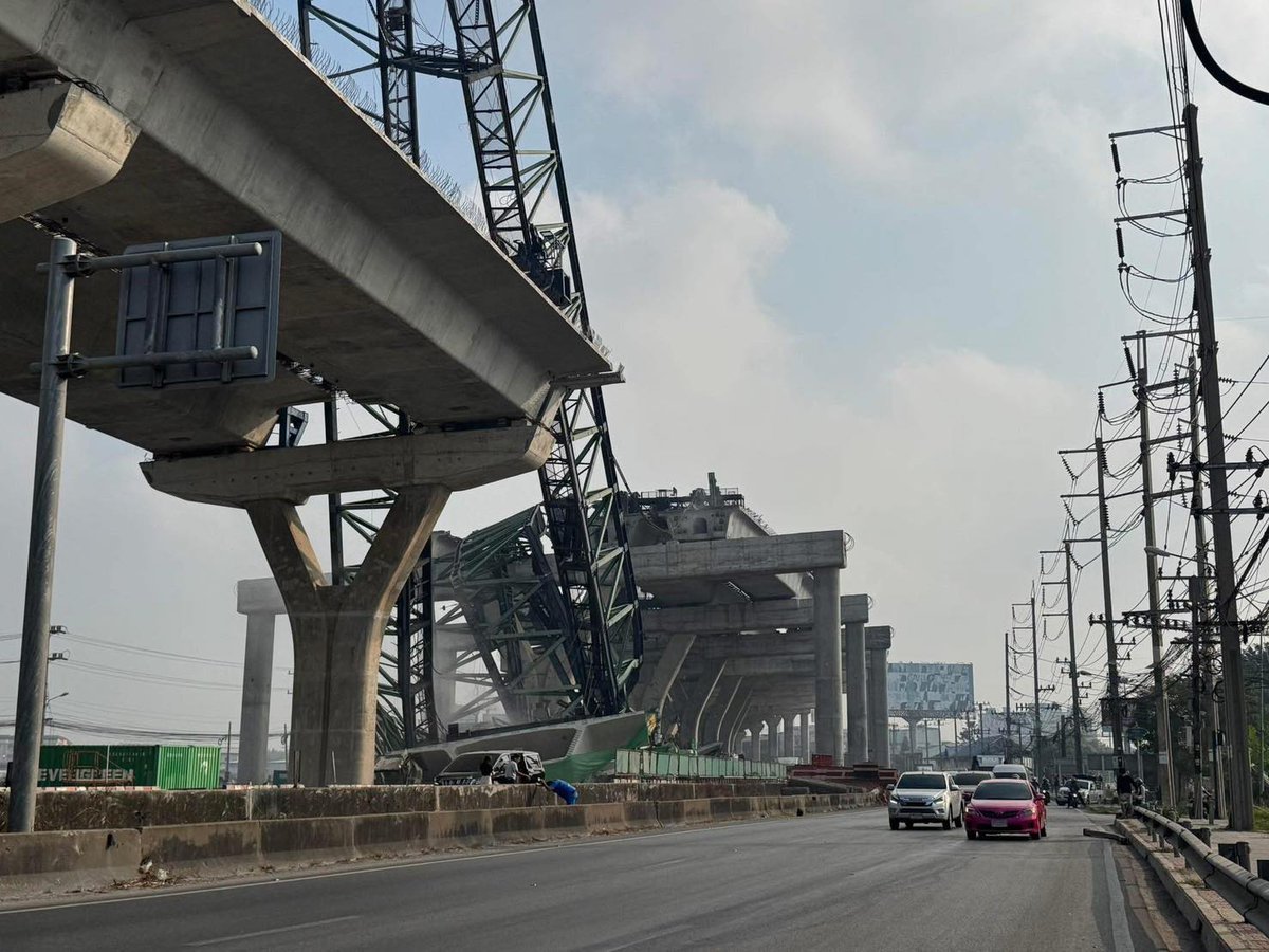 เครนถล่มอีกแล้ว 09.15 น. ถนนพระรามสอง! เบื้องต้นมีรถ 2 คันถูกทับ เจ้าหน้าที่อยู่ระหว่างเข้าช่วยเหลือ #ตาสว่างกว่า

เมื่อเวลา 09.15 น. เกิดเหตุ #เครนถล่ม #ถนนพระราม2 ขาออก ช่วงหน้าโรงแรมปารีส ใกล้กับสะพานข้ามแม่น้ำท่าจีน อ.เมืองสมุทรสาคร เบื้องต้นรับแจ้งมีรถ 2 คันถูกทับ ขณะนี้