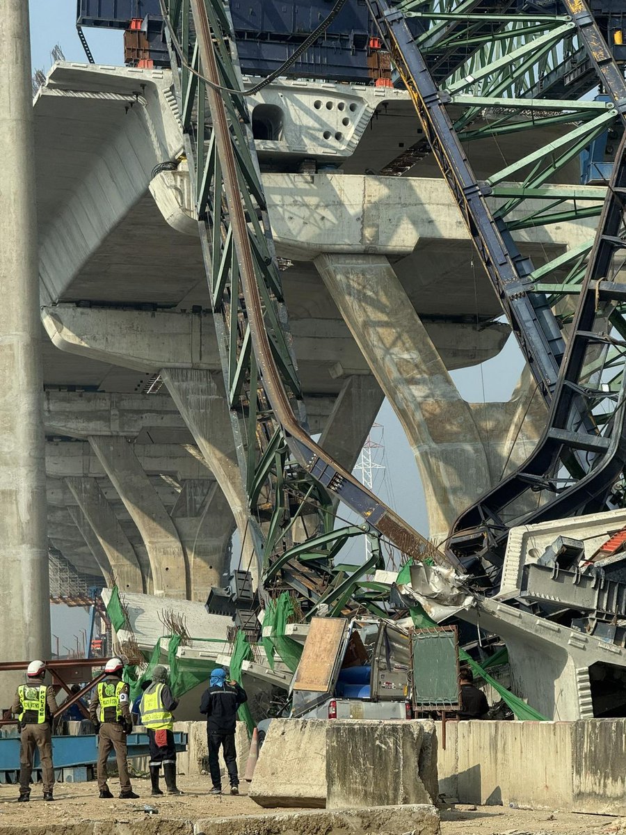 sirotek's tweet image. เครนถล่มอีกแล้ว 09.15 น. ถนนพระรามสอง! เบื้องต้นมีรถ 2 คันถูกทับ เจ้าหน้าที่อยู่ระหว่างเข้าช่วยเหลือ #ตาสว่างกว่า

เมื่อเวลา 09.15 น. เกิดเหตุ #เครนถล่ม #ถนนพระราม2 ขาออก ช่วงหน้าโรงแรมปารีส ใกล้กับสะพานข้ามแม่น้ำท่าจีน อ.เมืองสมุทรสาคร เบื้องต้นรับแจ้งมีรถ 2 คันถูกทับ ขณะนี้…