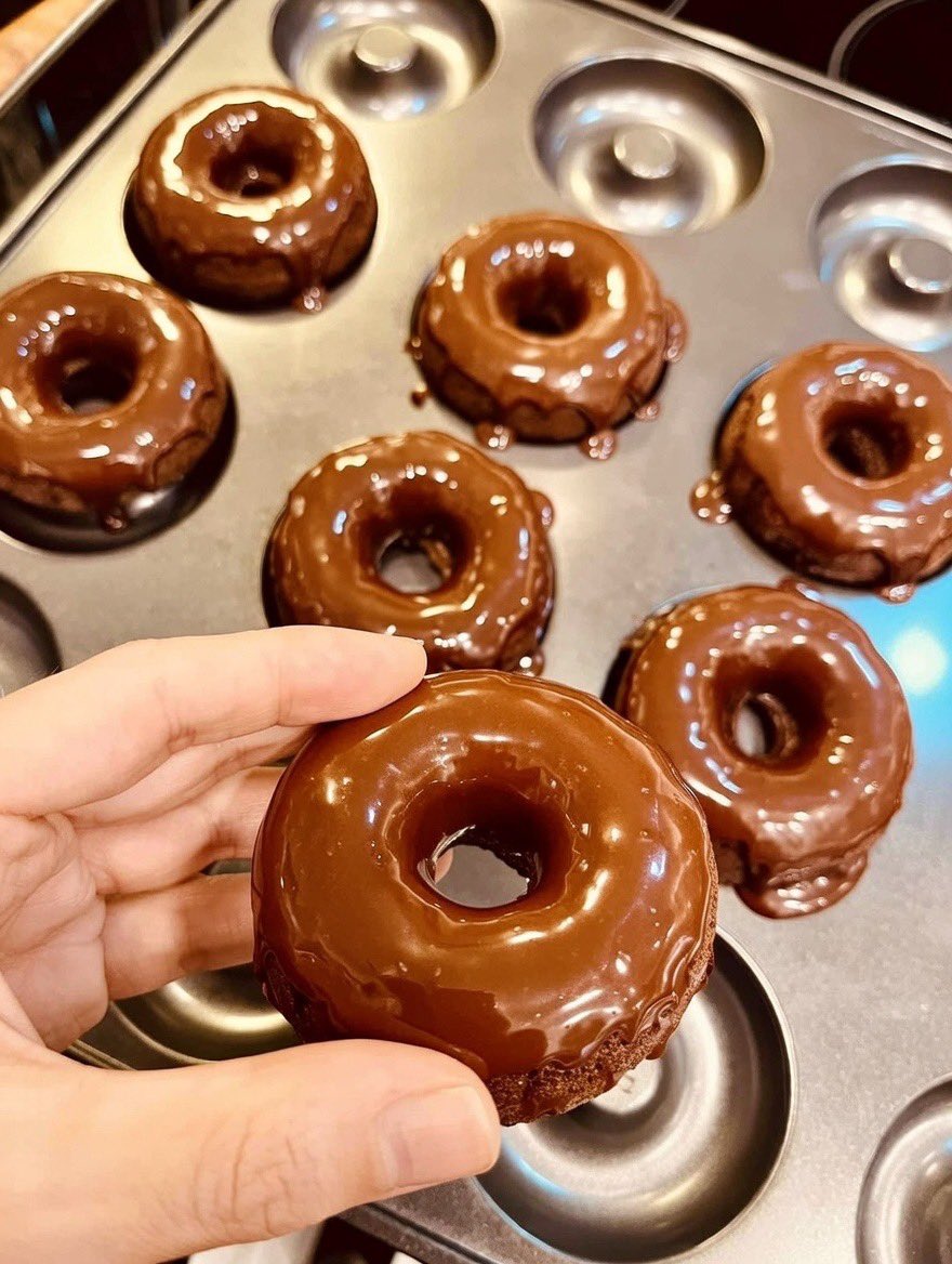 Quantumpris's tweet image. While the world falls apart, I’m trying out my new recipe 😋 healthy chocolate keto donuts 🍩