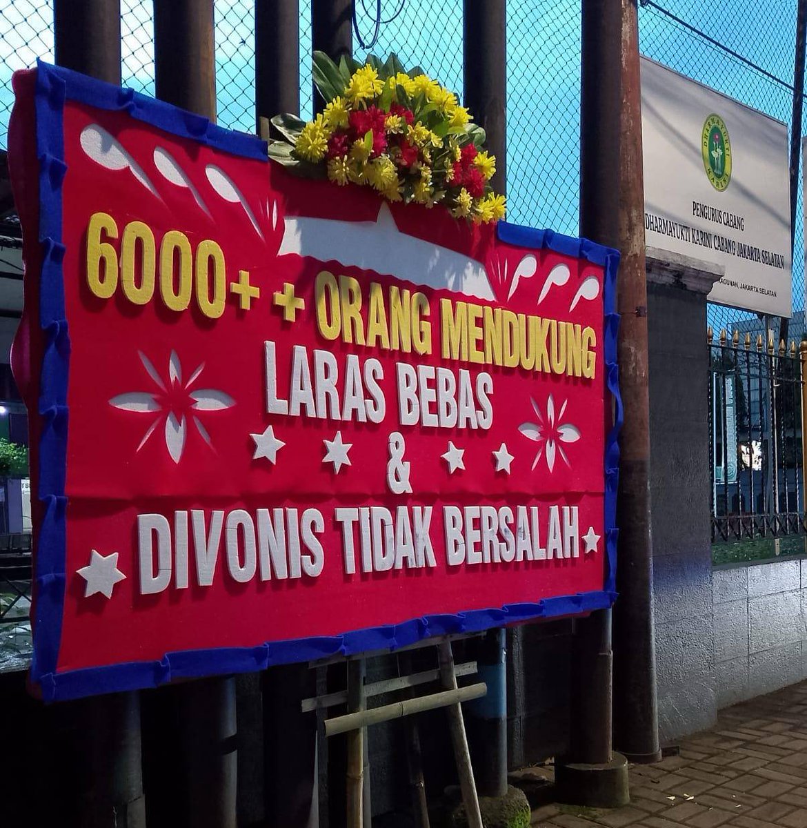 safenetvoice's tweet image. Terima kasih untuk teman-teman yang telah membantu mengisi dan menyebarkan petisi Laras, upaya kalian sangat berarti. 🫶🏼

Mari kita doakan agar Laras bebas dari segala tuntutan dan divonis tidak bersalah! #LarasHarusBebas