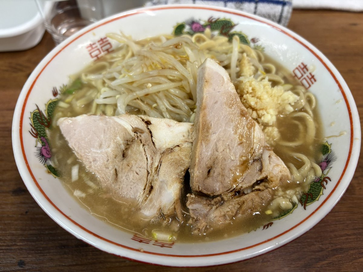 ラーメン二郎 品川店

小ラーメン           ¥950
ねぎ                      ¥100
コール: やさい少なめ 大蒜少々 カラメ

本日は10:30分からの営業で10:40分到着で並び16名🥺

昨日一昨日助手をしてる人が作ってるからか分からないが激温ラーメンでイマイチだった…

カラメも弱いし残念回だった😭