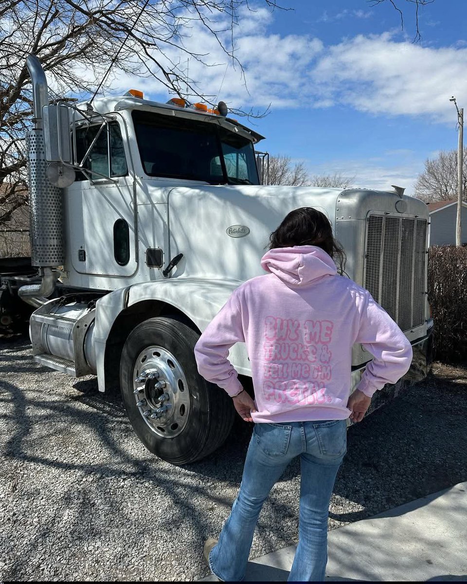 Laurafarm45's tweet photo. Buy me trucks and tell me I’m pretty💅🏼#laurafarm #truck #largescalefarming https://t.co/qDS6lyvkxV