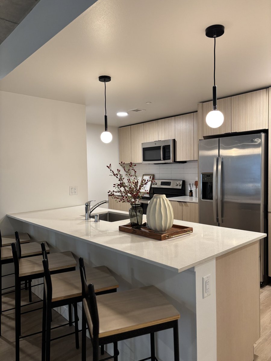 LiveTrailsideWA's tweet photo. Signing with a full group? When you and your roommates fill your unit together, each resident can earn $300 — that’s up to $900 in gift cards per unit when everyone signs within the top 100.

Modern living, built-in savings. Lock it in before the 100 are gone. #LiveTrailside https://t.co/vaISNpKmn4
