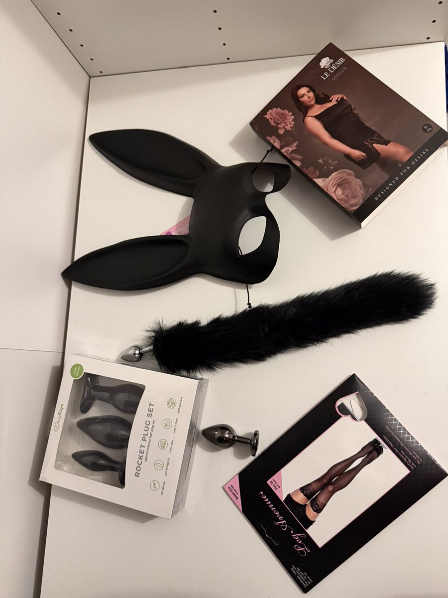 FR 🇫🇷
Nouveau jouet. Nouvel accessoire. Nouveau mood 🐰😈🥕🍑
Je suis à Paris quelques jours…
Qui veut venir jouer avec le lapin ? 👀🔥

EN 🇬🇧
New toy. New accessory. New mood 🐰😈🥕🍑
I’m in Paris for a few days…
Who wants to come play with the bunny? 👀🔥 #gayparis #chubbygay