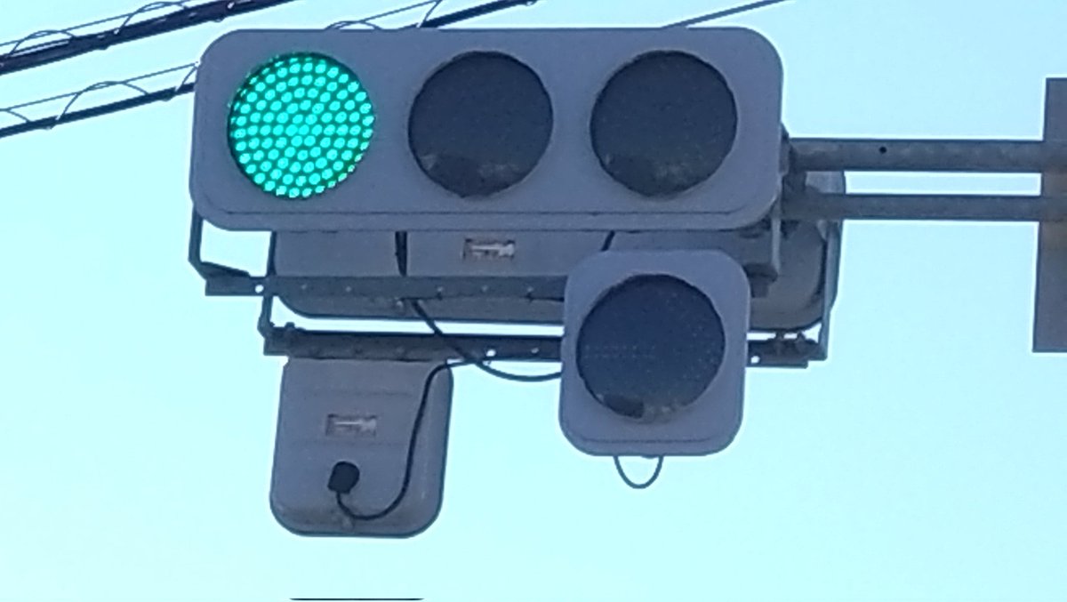 信号機本物小糸工業製の車両信号機西日対策レンズロングフード 水戸・笠間方面側のみ日本信号の低コストです。事故復旧により低コスト