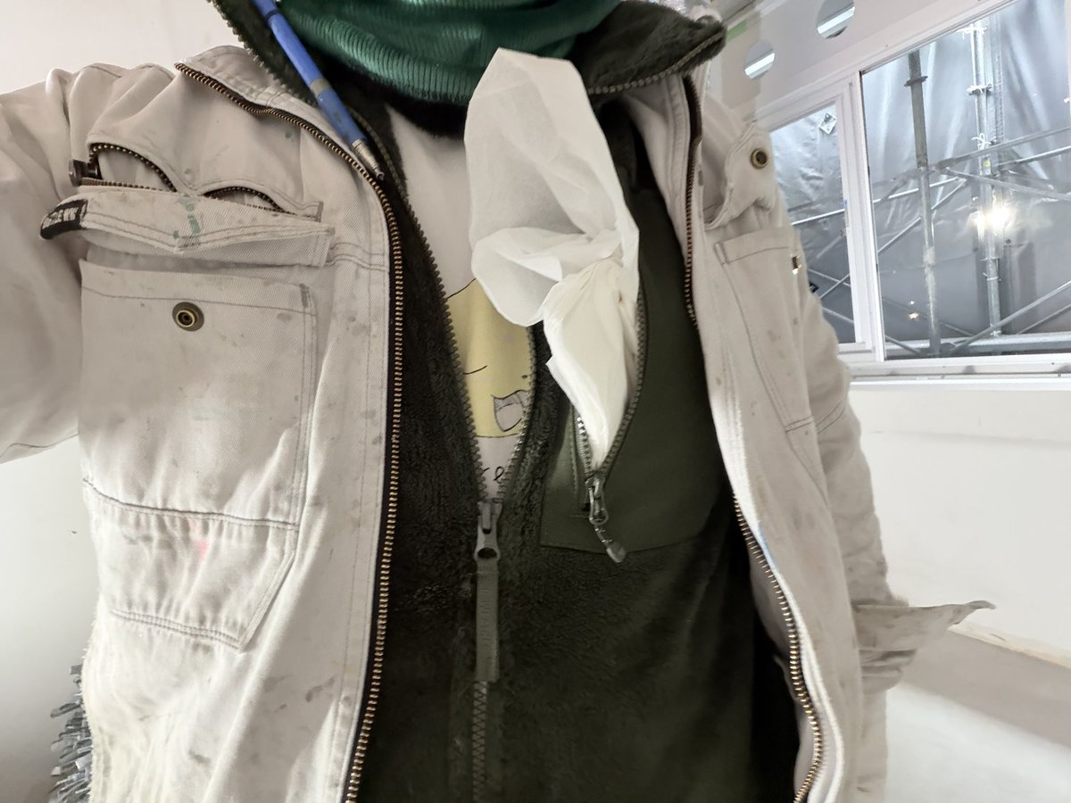 ASPR445's tweet image. 流石に箱ティッシュ持ち歩く訳にもいかへんから胸ポケットがティシュ箱に。
気づかんかったけど寝巻きのままきてもてたpika