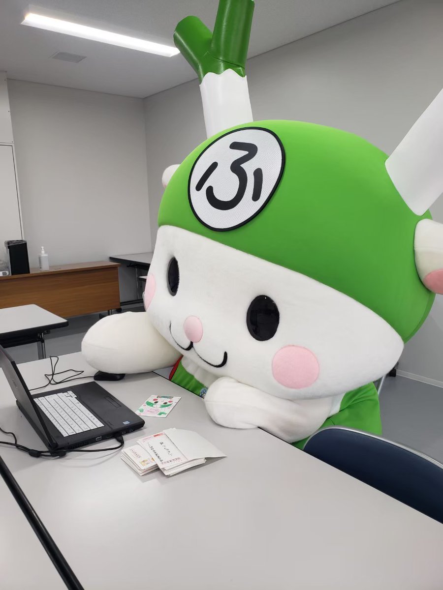 みんなからの年賀状への返信準備ちゅ〜！素敵なメッセージをありがとぉ