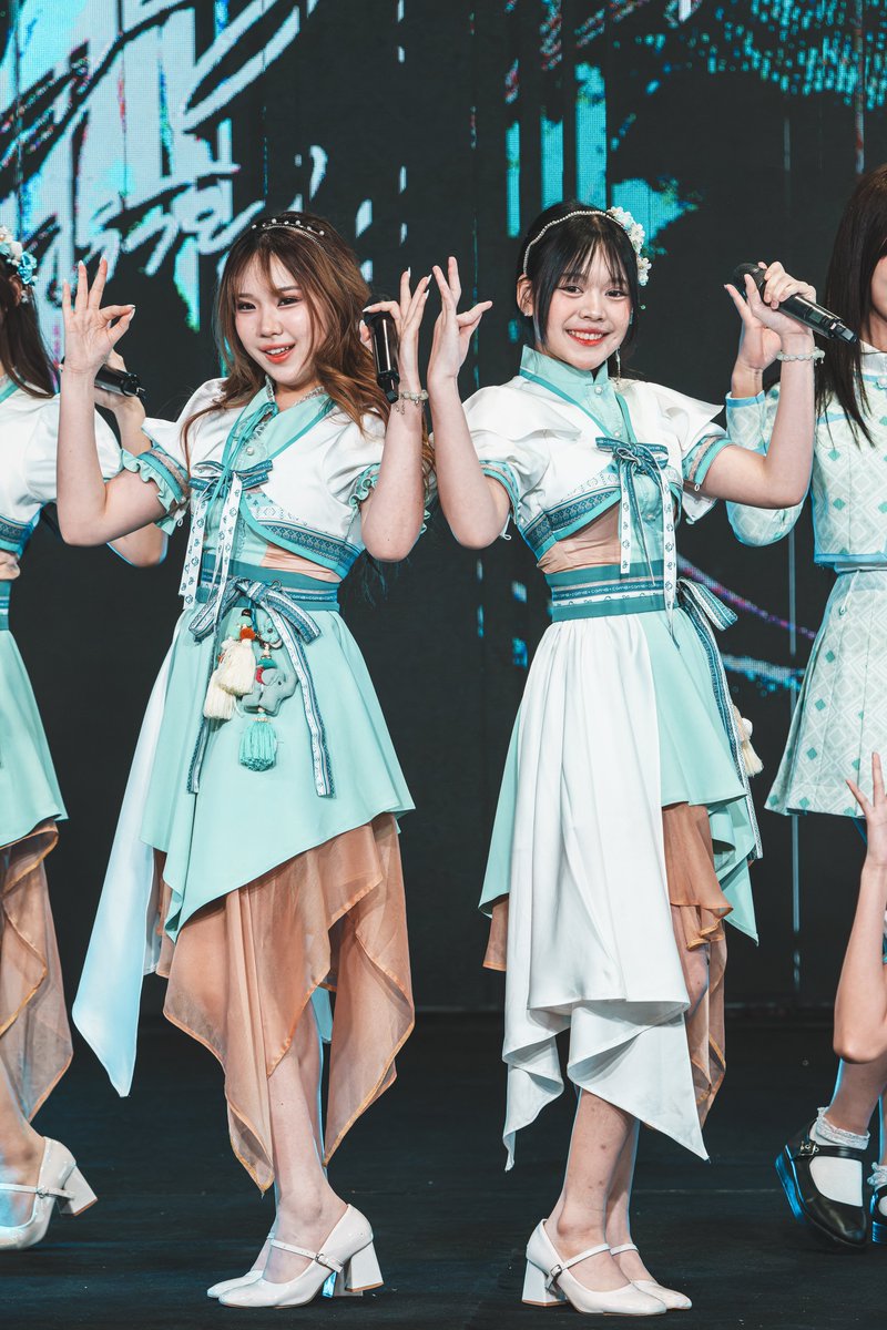 SkipWorkfor48TH's tweet image. CGM48 @ MBK [2026-01-11] (PLOEN Part)

ท่าเต้น ได้ไหม ถ่ายเป็นภาพนิ่งมีท่าสวยๆเยอะเลย
ชุดก็สวย (ค่อยสมกับเป็นชุด CGM หน่อย) คนใส่ก็น่ารัก
แล้วเป็น blocking 12 คนเลยดูทรงพลังกว่าแบบ 6 คนด้วย

อัลบั้ม
tinyurl.com/y3d84zfd

#PloenCGM48
#CGM48