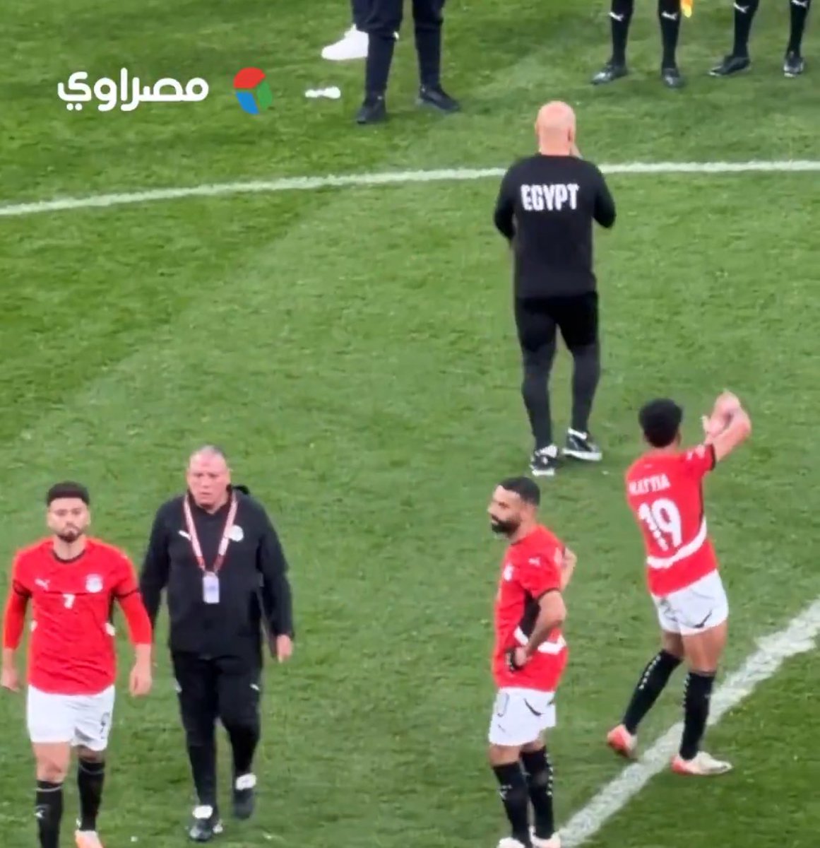 الأسوأ من الهزيمة هو إنك تكون خاسر سيء كذلك

يعني بـكل بساطة إنت لعبت 95 دقيقة كارثية ولو منتخب السنغال لعب ضدك بدون حارس هيفوز برضوا

هل تطلع تنتقد نفسك؟ هل تتقبل الهزيمة؟ هل تحترم المنافس اللي اجتهد ولعب وتهنئه بـالفوز؟

لا نطلع نشير برقم 7 علشان نفكرهم بالتاريخ رغم إننا كملنا