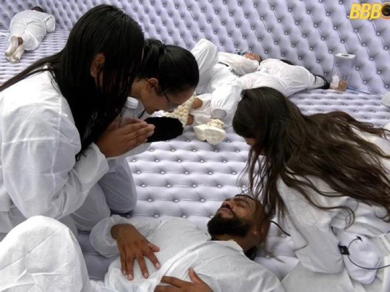 dougoliverx's tweet image. 🚨GRAVE: Participante morre no quarto branco e os manicomers usam cadáver como tapete #BBB26