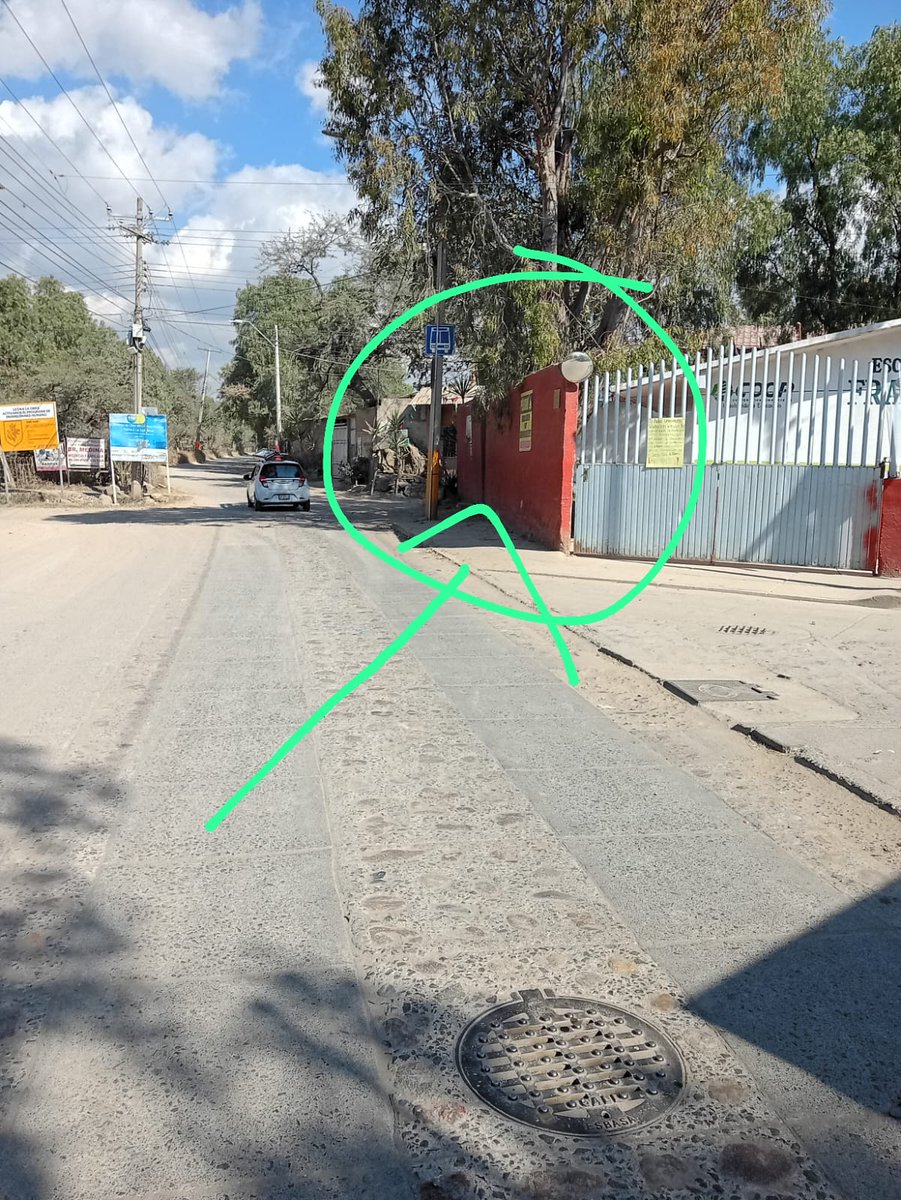 luis_elGOYO's tweet image. @AllanLeon_  @AleGutierrez_mx @municipio_leon vecinos de la Patiña reportan que esta barda de la escuela primaria esta a punto de caer y las autoridades educativas no dan respuesta sobre el tema.
Podrían mandar a personal de protección civil a revisar si es necesario acordonar?