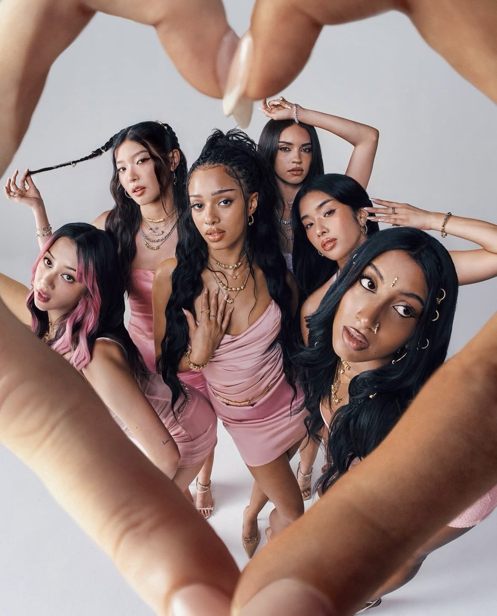 PopCrave's tweet image. KATSEYE stun for Pandora.