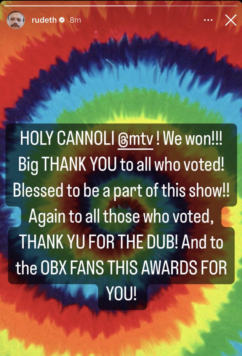 mikasbeaa's tweet image. The background you can't make this shit up I'm cryinahsh 😭