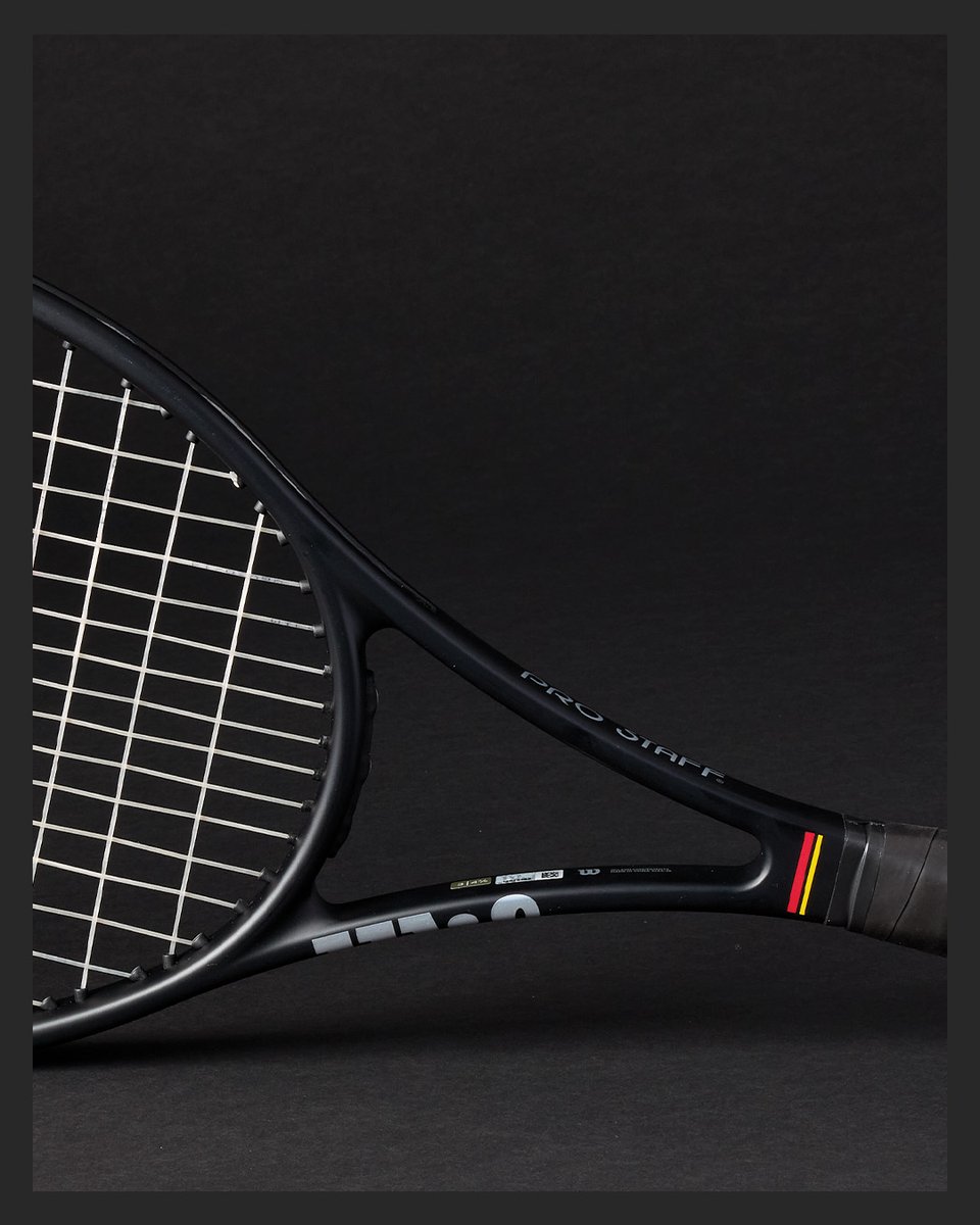 wilsontennisjp's tweet photo. Wilsonブランドの象徴「PRO STAFF」

数々の歴代王者が愛用し、数多くのグランドスラムタイトル獲得に貢献したこのラケットは、単なるテニスラケットとしての域を超え、テニスの歴史そのものである。

PRO STAFF CLASSIC シリーズ 　本日1月15日発売
https://t.co/hY7C6BUnoV https://t.co/YxXuKINLPK