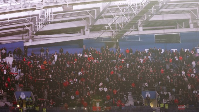 🚨 "O Sport Lisboa e Benfica vai apresentar uma queixa formal à Federação Portuguesa de Futebol, na sequência do tratamento vergonhoso a que foram sujeitos os seus adeptos no acesso ao Estádio do Dragão.
Os adeptos do Benfica foram obrigados a descalçar-se sobre um chão molhado,