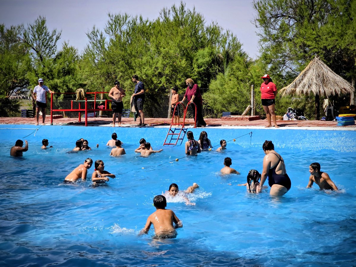 💬 Me reuní con el Inspector Jefe de Educación Regional, Claudio Martini, el Jefe Distrital, Hernán Beltramo, y el Director de Gestión Académica, Martín Cáceres, para evaluar el desarrollo del programa Escuelas Abiertas en Verano, que este año funciona en 8 sedes y recibe a más
