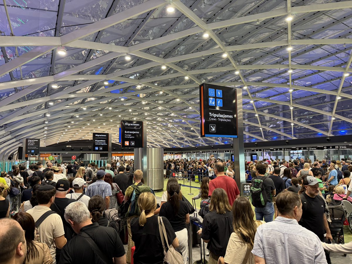 sebascaos's tweet image. Hasta las bolas migraciones. En mi vida hice tanta cola para salir del país.