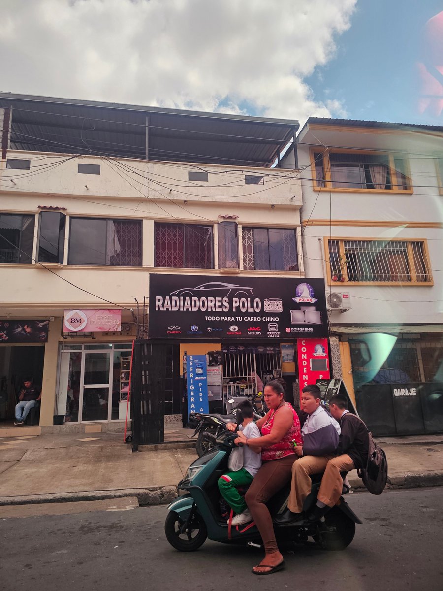 Un día normal por las calles de Guayaquil.
Gente que hace lo que se le da la gana en las calles sin ningún tipo de control.
Mientras tanto los cojudos tenemos que seguir pagando matrícula, revisión, seguro, licencia, impuesto al rodaje, y soportar operativos todos los santos