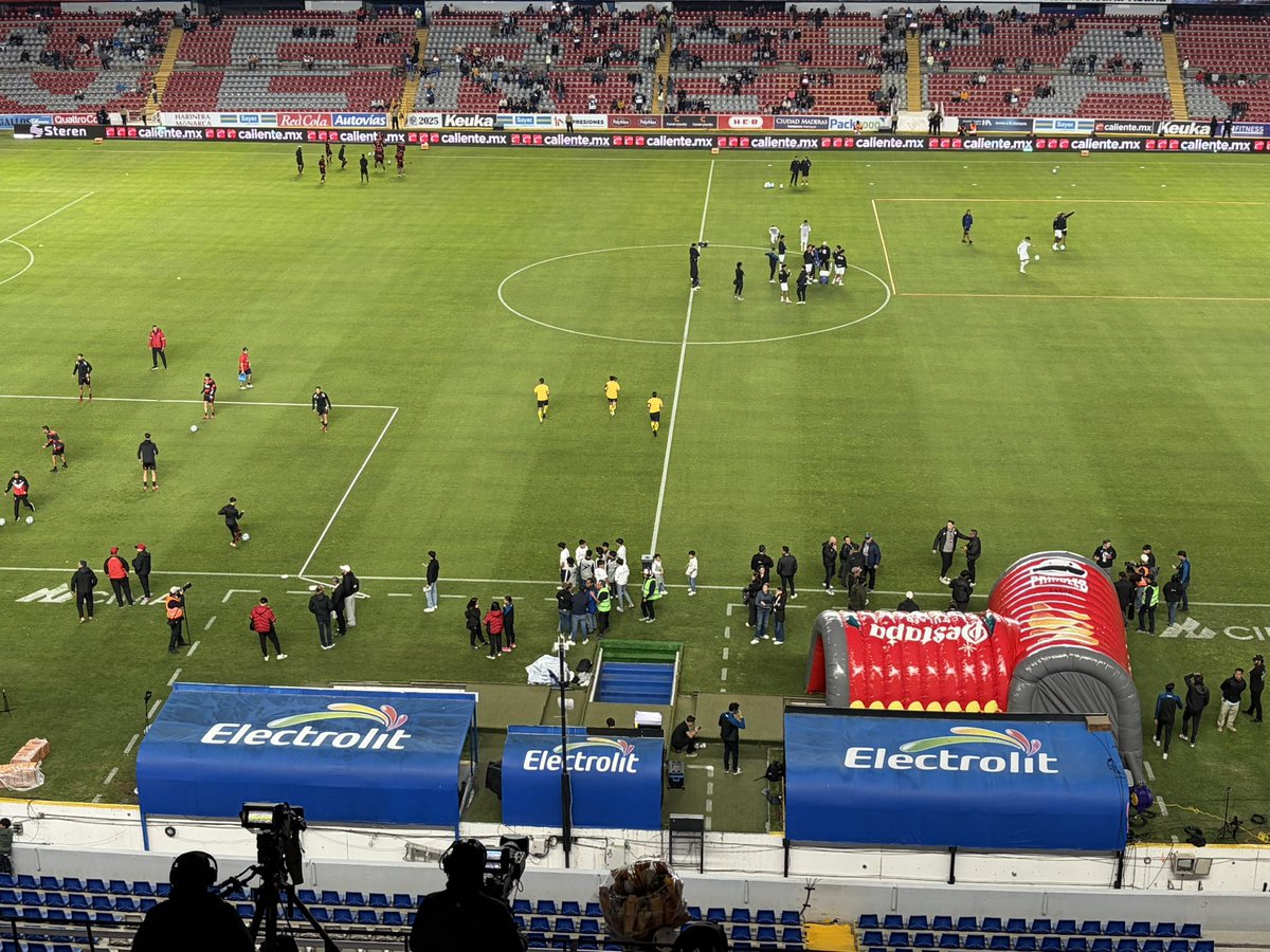 González por Johan único cambio. El juego poco antes de las 19:00 por el Facebook Siempre Gallos 94.7 FM y segundo tiempo por 📻 🔵⚫️ GALLOS-Tijuana
<a href="/Siempre_Gallos/">Siempre Gallos Imagen Radio</a>