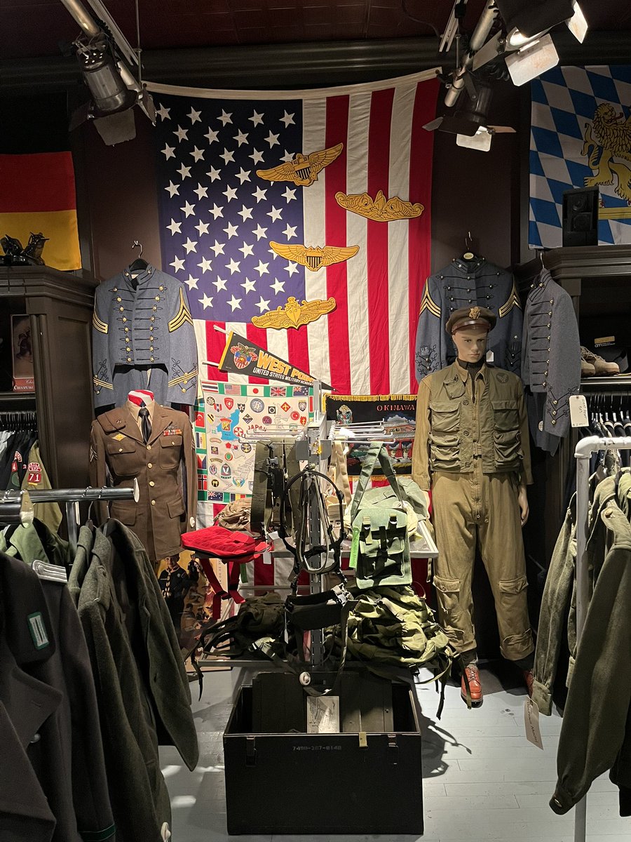 zipoffs's tweet image. really interesting things happening to the old Hollister at lloyd center