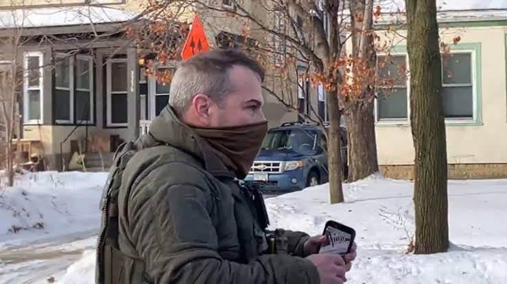 adamscochran's tweet image. Reminder he:

-Walked away
-Drove himself away
-Moved heavy boxes at his house to relocate his family

Images by the Daily Mail, showed Ross moving a large computer, wearing the same mask as when he shot Renee.

That was within 36 hours.

But yeah “internal bleeding” 🙄