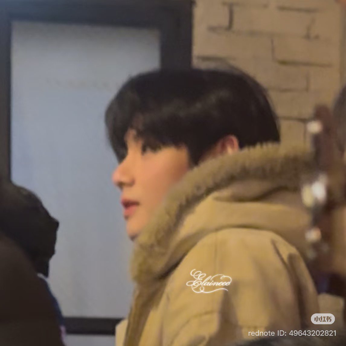 naver_taehyung's tweet image. A Chinese food reviewer saw Taehyung at the Golden Pig Restaurant, and shared her encounter. Most of her post is about the food review with a small part about greeting Taehyung.

“Seoul | Geumdwaeji Restaurant: Running into Kim Taehyung (V) | Two BBQ places review

We actually…