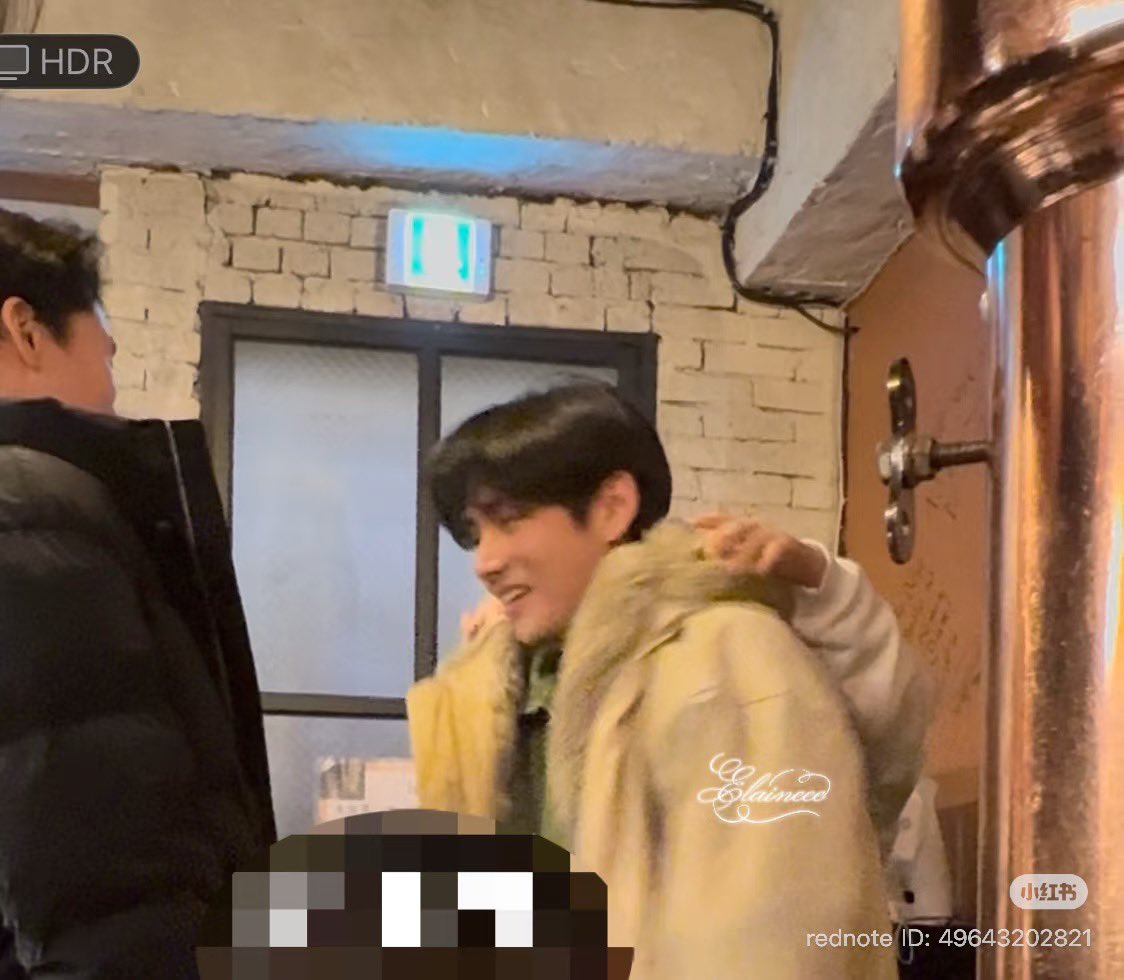 naver_taehyung's tweet image. A Chinese food reviewer saw Taehyung at the Golden Pig Restaurant, and shared her encounter. Most of her post is about the food review with a small part about greeting Taehyung.

“Seoul | Geumdwaeji Restaurant: Running into Kim Taehyung (V) | Two BBQ places review

We actually…