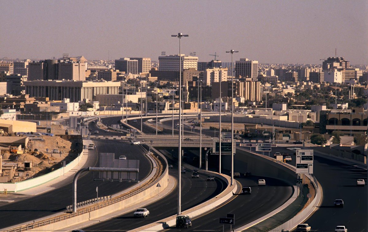 الجالية السودانية في مكة تجدد تأييدها للسعودية وتندد بحكومة البشير

10 اكتوبر 1990 – جددت الجالية السودانية بمنطقة مكة المكرمة تأييدها للحكومة السعودية في كل ما اتخذته من إجراءات للدفاع عن أراضيها، كما جددت شجبها واستنكارها لموقف الحكومة السودانية المتخاذل تجاه الأزمة بزعامة