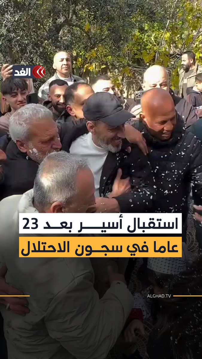 بعدما أمضى 23 عاما أسيرا داخل زنازين الاحتلال الإسرائيلي، الأسير معمر أسعد الصباح يتنسم هواء الحرية في جنين بالضفة الغربية 