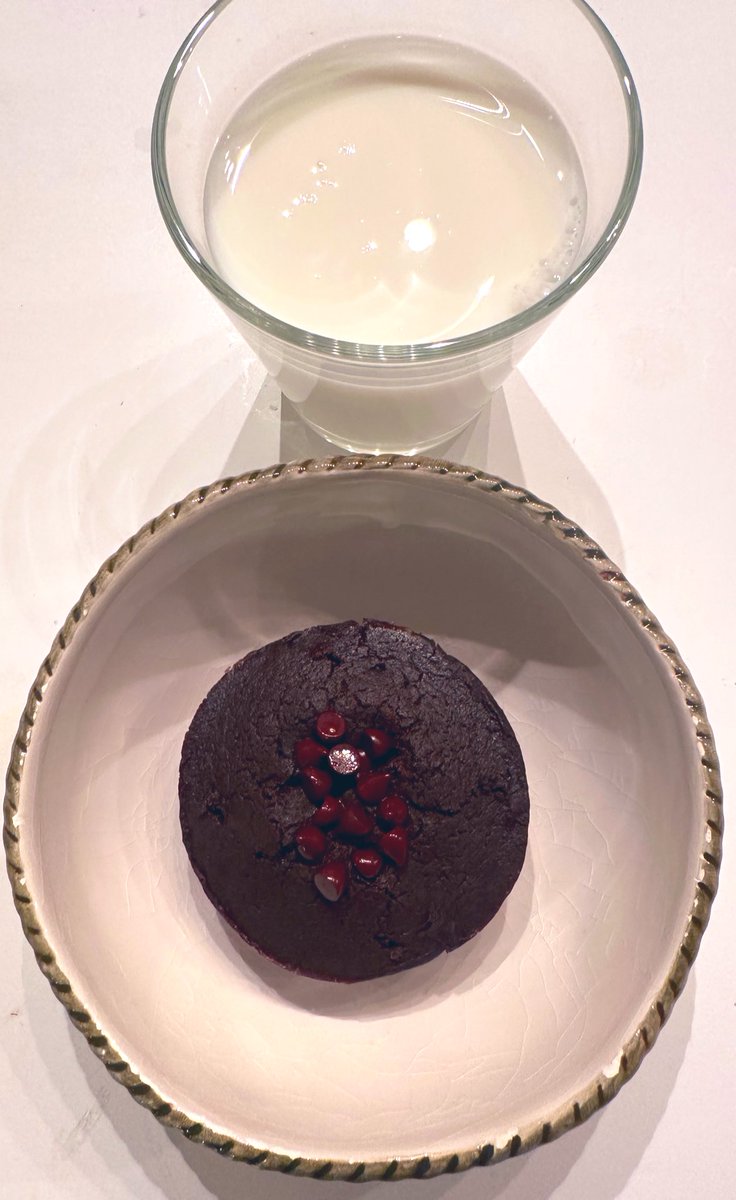 free_style_chef's tweet image. I am in love with this treat! 
It’s healthy and perfect with cold milk. 

Double Chocolate muffin (Vegges Made Great brand) is divine. 

#sweettreat #dessert
