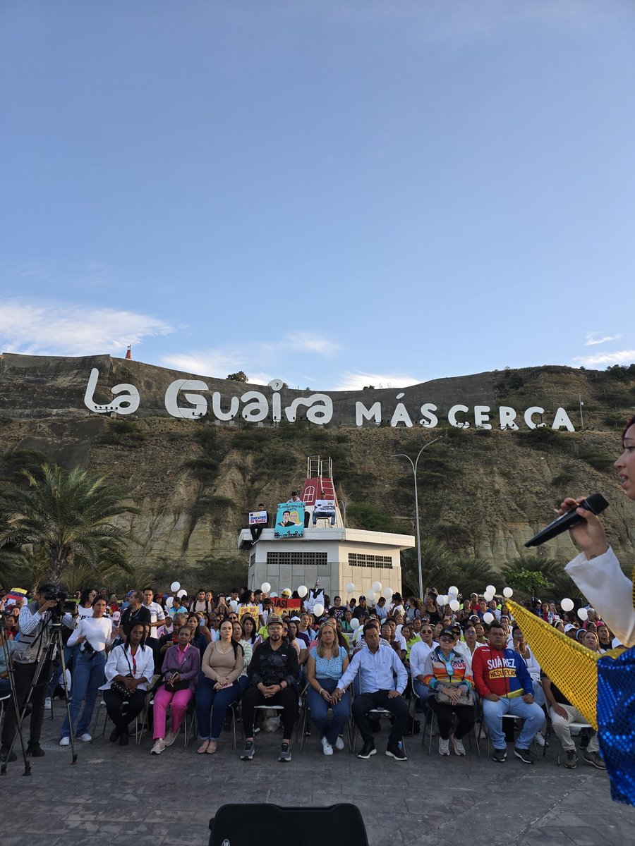La unidad de todas y de todos los venezolanos será la garantía de nuestra estabilidad. 
Unidos podemos plantarle cara al imperio.
Hoy La Guaira como en toda Venezuela la gente sigue orando y apostando por la libertad de su presidente secuestrado y su esposa..