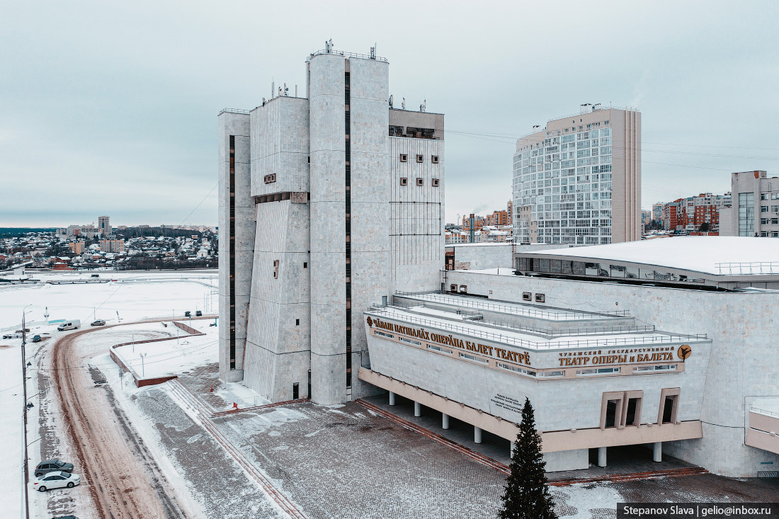 IlyaMatveev_'s tweet image. Brutalism will always be interesting bc of a contrast between austere appearance and a human heart (democratic and egalitarian function).

Yes it's kinda insane, but it's a concert hall in a working-class city, built for the people. Coolness factor: through the roof
