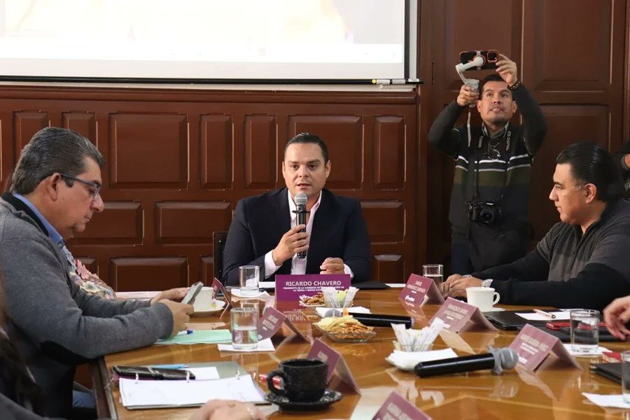 #Puebla  |  Ricardo Chavero presenta el Plan de Trabajo Anual de la Comisión de Regularización de la Tierra y Bienes Patrimoniales

Nota  tinyurl.com/27zjlzks

<a href="/RicardoChavero/">RICARDO CHAVERO</a>