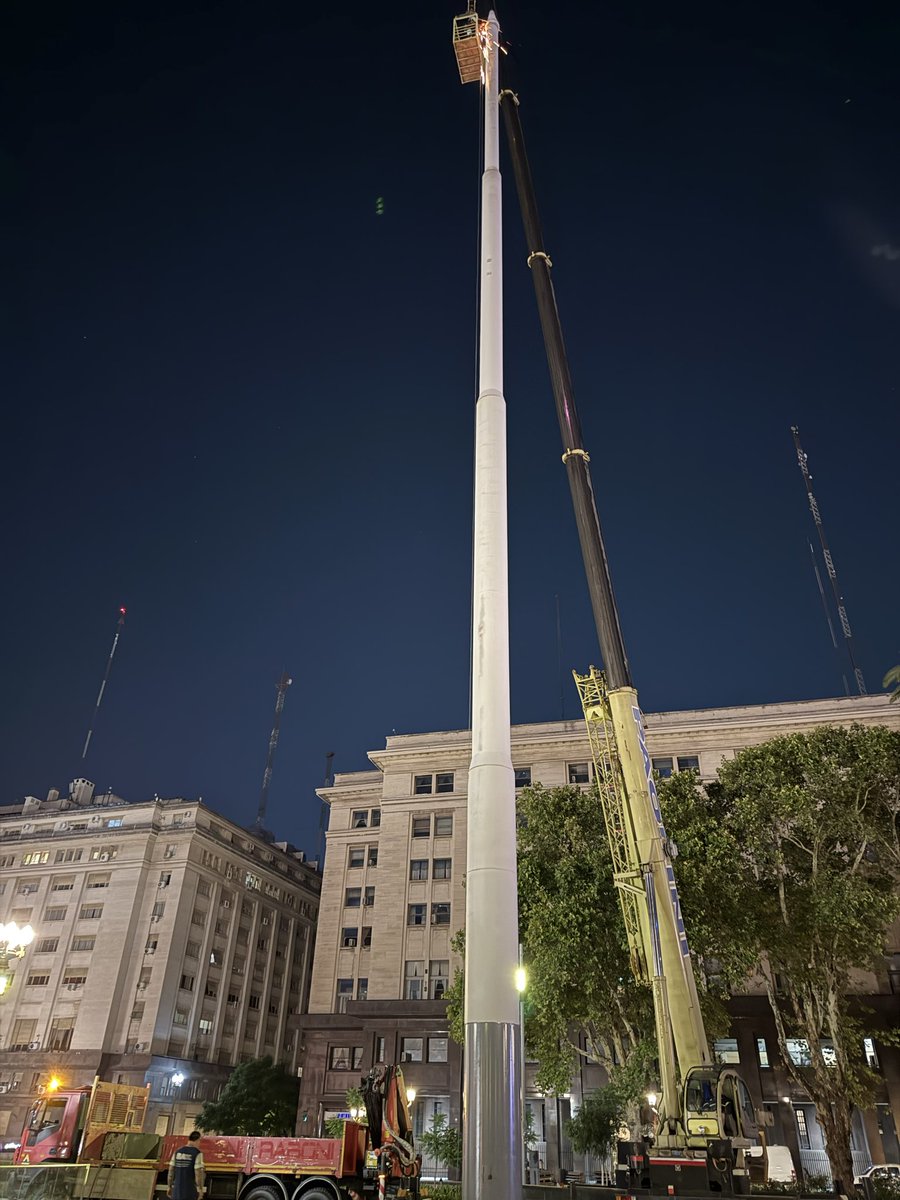 El tipo tira fruta sin chequear nada, le están soldando una nueva roldana, cabezón!! ¿O te crees que las cosas se mantienen solas?
