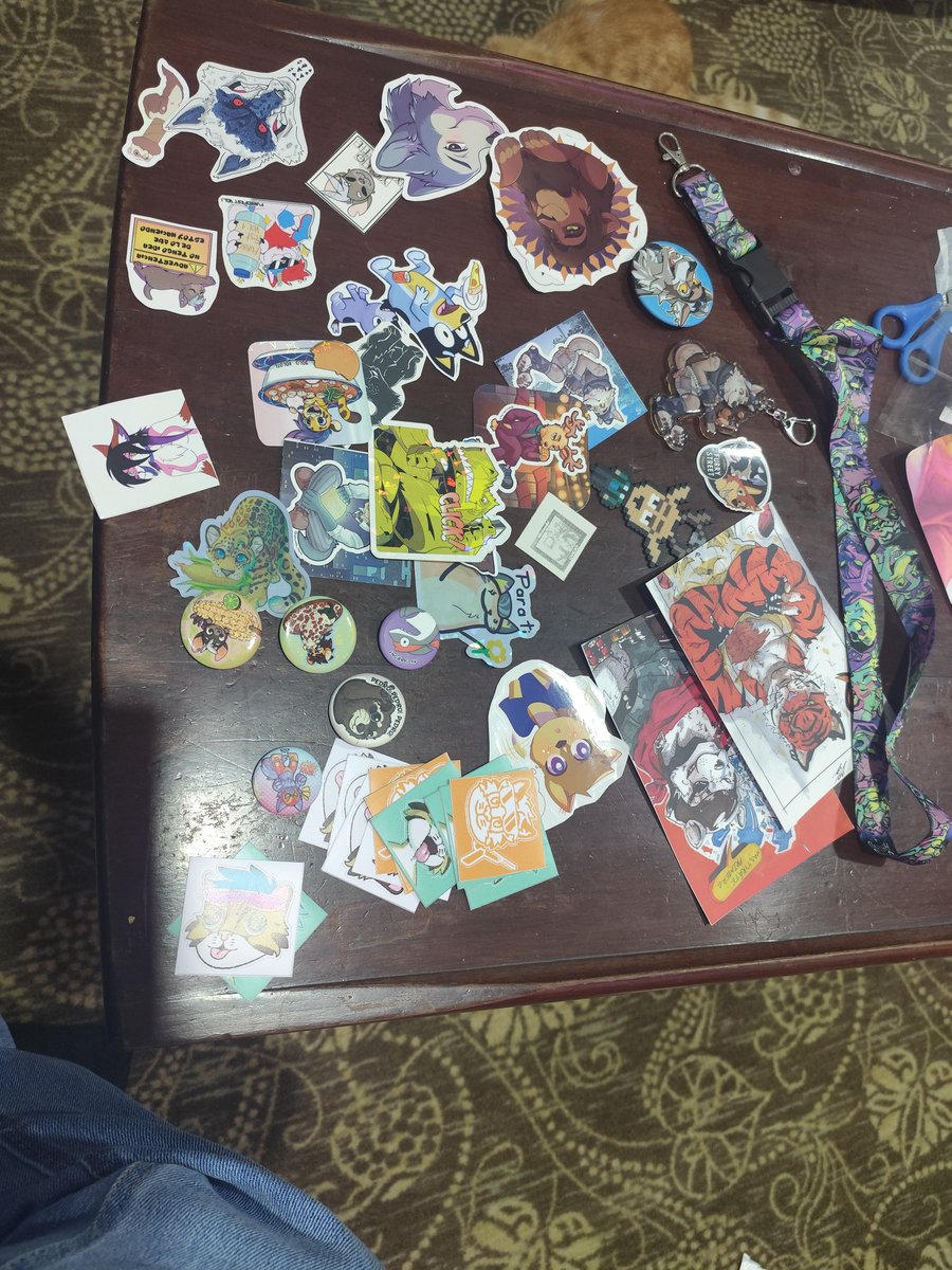 Y por fin llegaron mis cositas furras

Muchísimas gracias a <a href="/TobalOcelot/">Tóbal (Chonky Ocelot)</a> por acordarse del venado catracho y regalarme cosas de la Pawercon, se te quiere mucho.