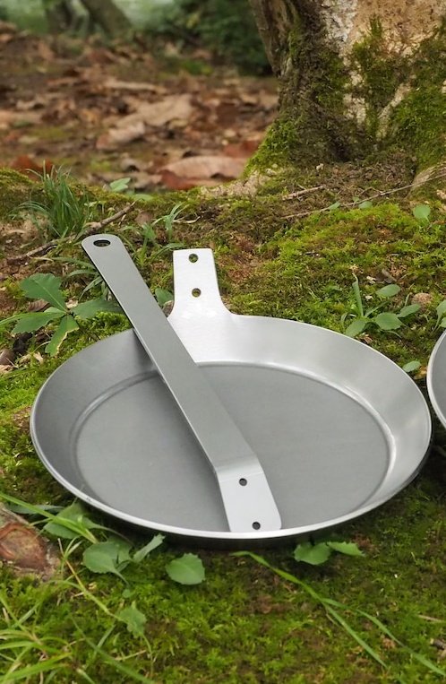 おはようございます！
ショップオープンしました🌞

持ち手着脱可能型の直火フライパン浅型をご紹介！
ガス・IHにも対応しているためアウトドアでも家庭でも、場所を選ばず使用が可能です✨
持ち手着脱可能型なのでアウトドアでの持ち運びにも便利ですよ☺️

本日も16時まで営業しております！