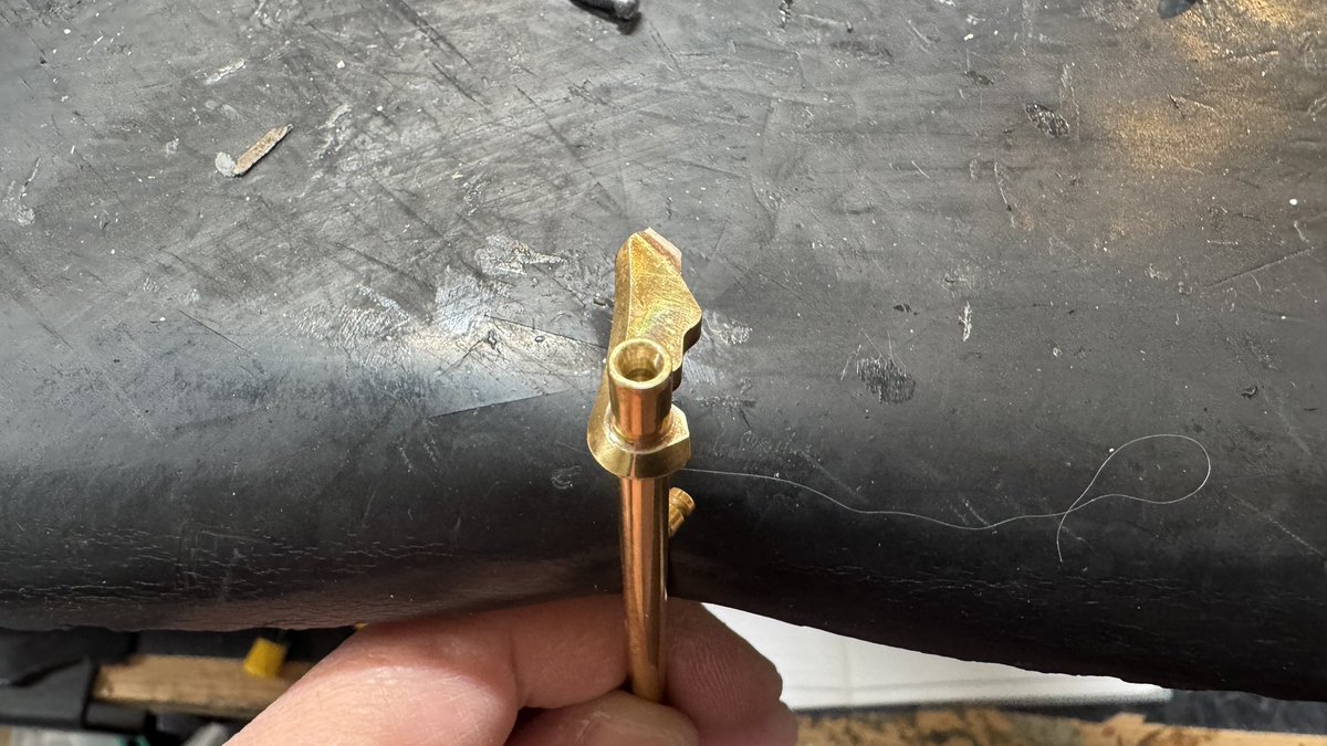 Sax_Repair's tweet photo. 2002年のモデルチェンジでこの部分が改良され、摩耗にも対処できる造りになりました。

キイ側のホゾの形状の見直し、ネジ砲弾形状の見直しによるものです。
ヤマハさんも長年のフィードバックにより大きくモデルチェンジされたのかと推察します。
現行は82以上は全てこの構造です。

写真は旧カスタムを現行モデルと同じように加工したものです。
現行のネジを取り寄せて、キイ側のホゾ穴の加工、キイポストを加工してしっかりとキイ自体を噛み合わせる事により改善を図れます。

息漏れを防ぎキイノイズを減らし振動ロスが低減されるので、しっかりと息に対して踏ん張ってくれるようになります。
音がむっちりと密度のある方へ変わり、低音もかなり当たりやすくなります。

旧カスタムの見分け方やこの部分の解説動画は後ほどアップいたします。

めちゃくちゃレアケースですが、モデルチェンジ後のEXにもこの弱点が解消されていない個体があることを確認しています…。悲しい…。

正直に申し上げますと、この弱点を認知されていない修理屋さんが殆どです。私も師匠から学ぶ前は知りませんでした。専門学校でも習いません。

なんか最近息が続かないな…。
キイがカチカチいうし押した時にカクツクな…。
音がビャンビャン散らかるな…。
という方はこの部分が機能しなくなっているので心得のある修理屋さんにご相談ください🙇🏻‍♂️🙇🏻‍♂️

※納期に追われているのでお返事が遅く申し訳ございません…。今日明日はかなりカツカツです…。
2026,1,15南