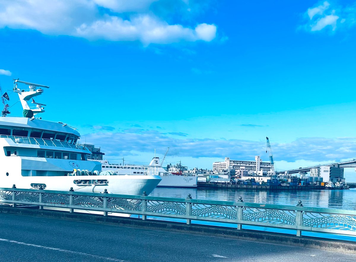 おはようございます☀

RBCiラジオ「アップ‼️」生放送♪

毎日寒い日が続いていますが、引越しした家の寝室にはクーラーしかなく。。

なので先週ファンヒーターを買ったところ、今度は乾燥？で喉をやられてます😅

踏んだり蹴ったりですが笑😆

今日も元気に！よろしくお願いしますー！

#アップ738