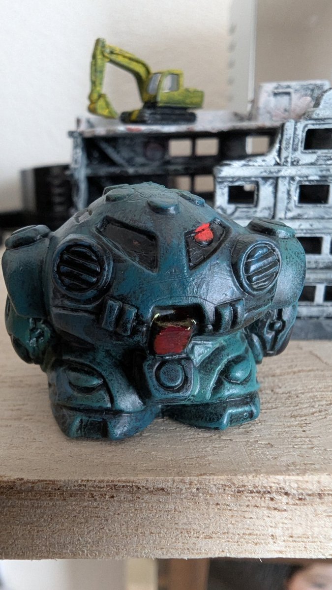 ガン消しズゴックE塗装しました😄
下地黒からの青黄色を混ぜた色でドライブラシ、最後にモノアイとコックピットをちょんちょんと塗装したら完成！お手軽だけど中々色味気に入りました😄
#SDガンダム 
#ガン消し