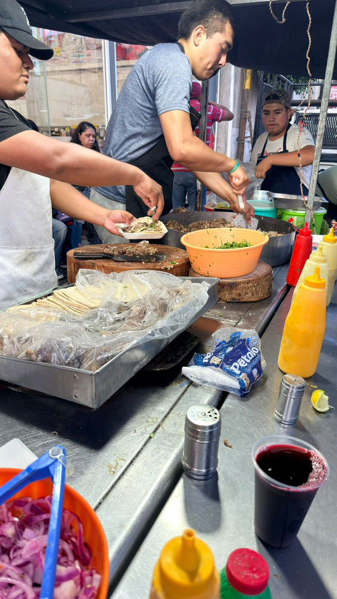 El trabajo no se detiene, pero hoy tocó una necesaria parada técnica para saborear unos merecidos tacos y compartir un gran momento con amigos de verdad. Así se recargan las pilas para seguir chambeando con todo por Guerrero. 💪🌮