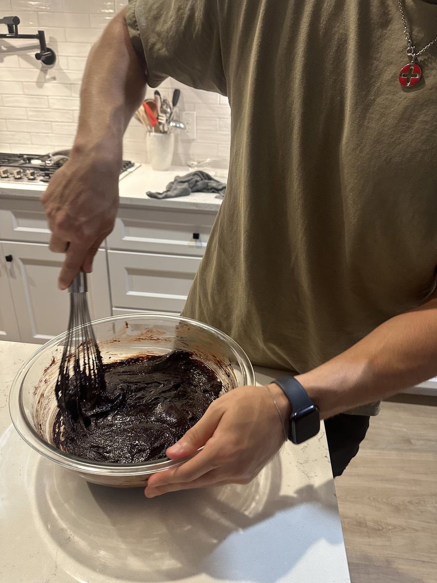 fcrkeeps's tweet image. Every once in a while my sweet tooth comes out and I remember that I know how to bake a handful of things. 🍫