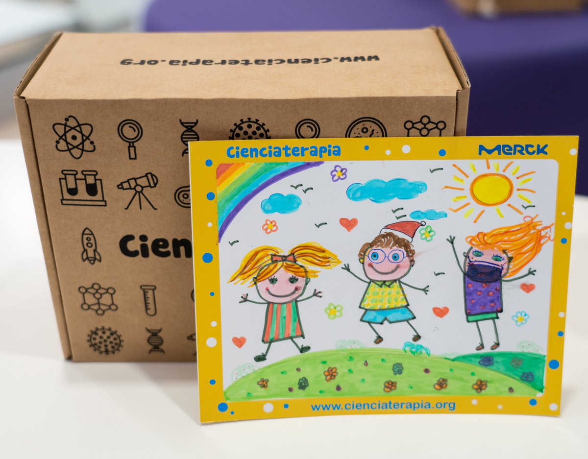 cienciaterapia's tweet photo. 🎁 Entregamos kits de ciencia a niños hospitalizados gracias a @merckgroup, cuyos empledos montaron las cajas y prepararon los materiales científicos. Además, los kits contenían dibujos y mensajes de apoyo realizados por los hijos de los empleados! 😍
👉 https://t.co/ViaEGfm7sA https://t.co/ZVPfdQQMps