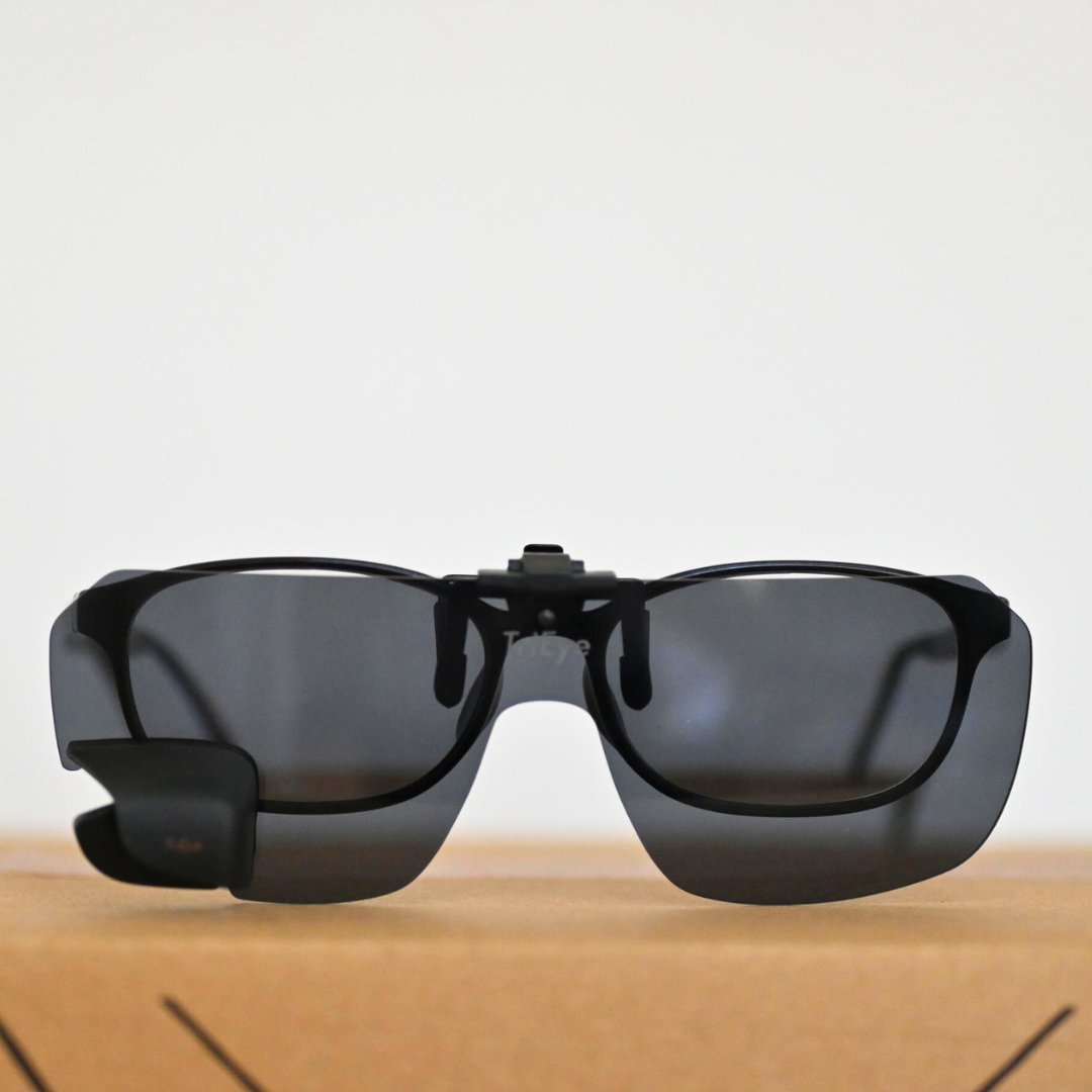 geektrade_jp's tweet image. 挟むだけのクリップオン。

リアミラー搭載サングラスのTriEyeでは、普段お使いのメガネに上から挟むだけで使えるクリップオンタイプも展開。

レンズは偏光を採用。日差しや紫外線が強いときだけサッと装着でき、不要なときはすぐに外せるため、シーンに応じた柔軟な使い分けが可能です。
#trieye
